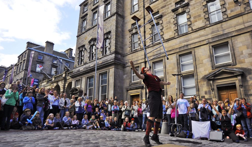 PHOTOGRAPH FREE TO USE FOR FIRST USE.

Edinburgh street artists perform in Edinburgh on the last weekend of the Edinburgh Festival Fringe 2009.  This year saw a record number of acts perform representing the best dance, theatre and comedy.