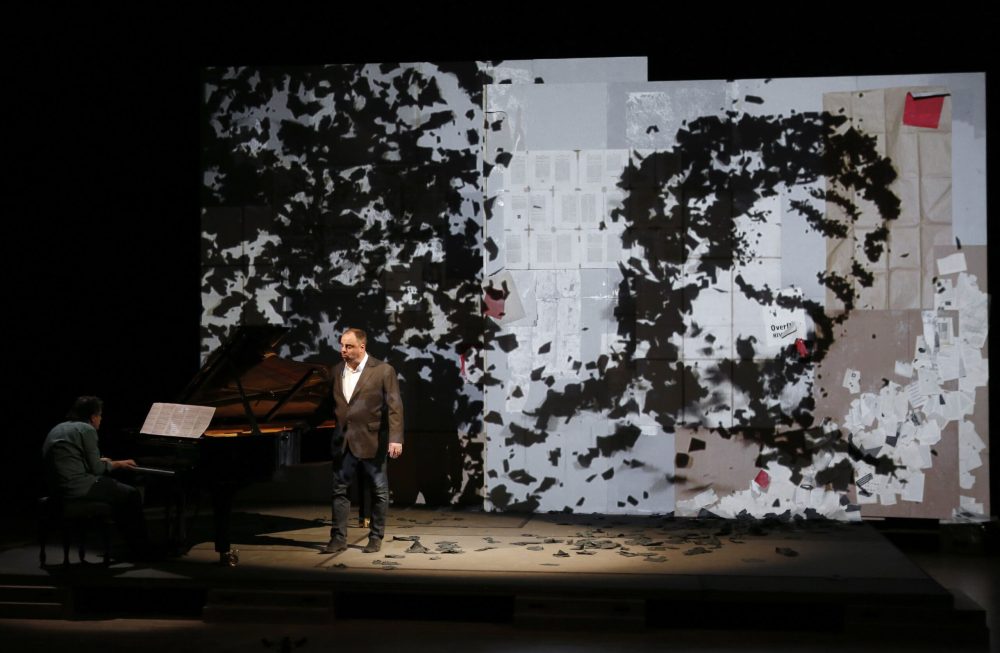 WINTERREISE, LE VOYAGE D'HIVER, Franz Schubert, Cycle de Lieder pour voix et piano (1827), Poemes de Wilhelm Muller, Mise en scene et creation visuelle William Kentridge, Scenographie William Kentridge, Sabine Theunissen, Costumes Greta Goiris, Lumiere Herman Sorgeloos, Montage video Snezana Marovic festival d'Aix en provence, Auditorium, Conservatoire Darius Milhaud le 2 juillet 2014.
Avec : Matthias Goerne (Baryton), Markus Hinterhauser (Piano)
(Photo: Patrick Berger/ArtComArt)